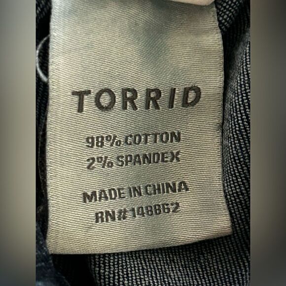 Torrid Womens size 1 Denim‎ Trucker Jacket Medium Wash Stretch Pockets - Picture 12 of 16